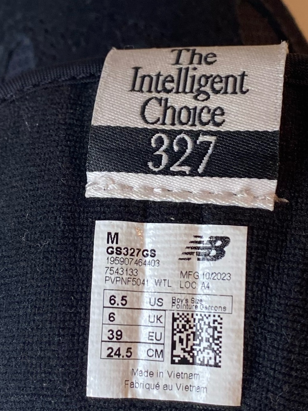 New Balance 327 in Black and White - Picture 6 of 6